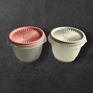 Vintage Tupperware servalier #886 lot of 2 bowls with lids holds 2 cups